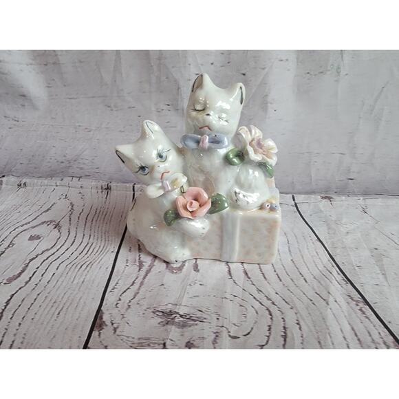 Vintage 4in Tall Cats Kittens W/ Flowers On A Present Figurine - Picture 1 of 9